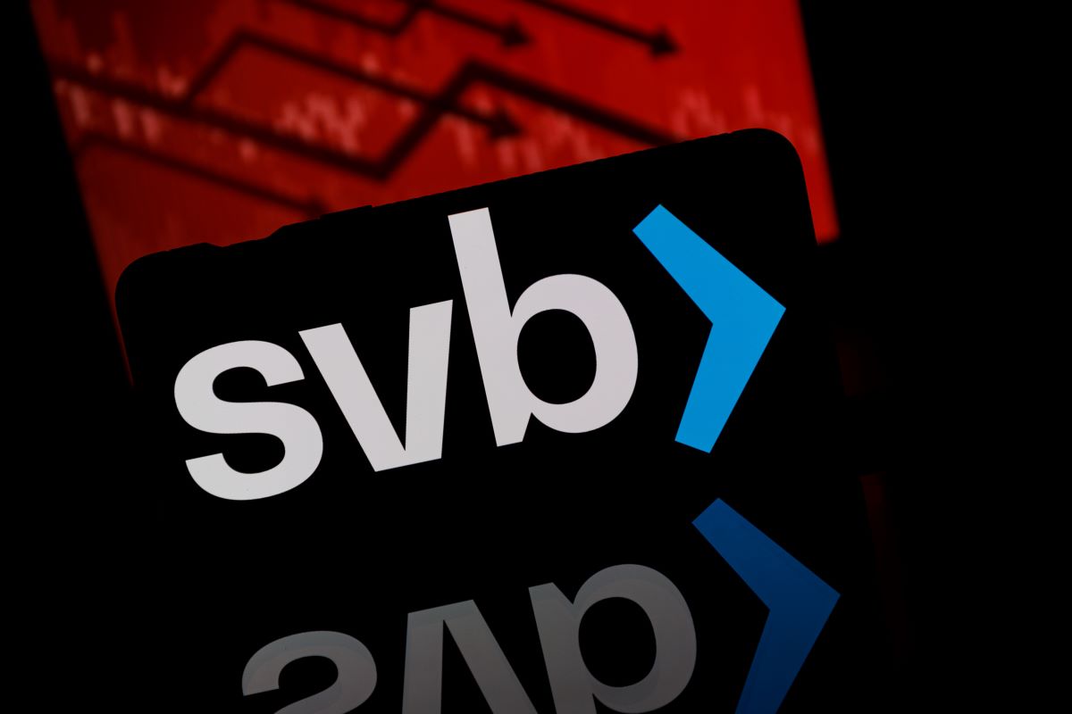 Silicon Valley Bank logo in red background. Silicon Valley Bank collapse. Bank bankrupt